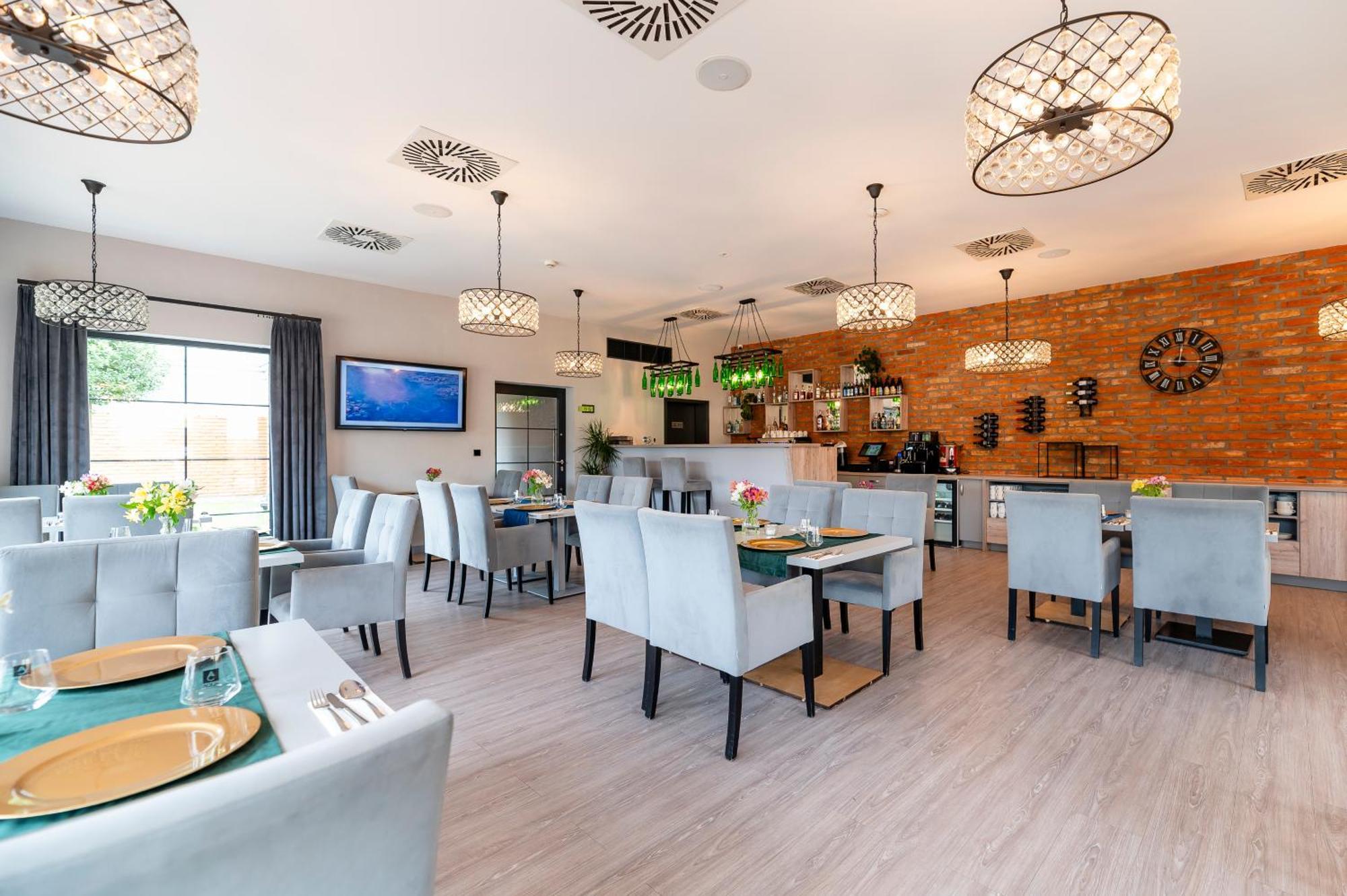 Ignasiak Hotel Września Екстериор снимка